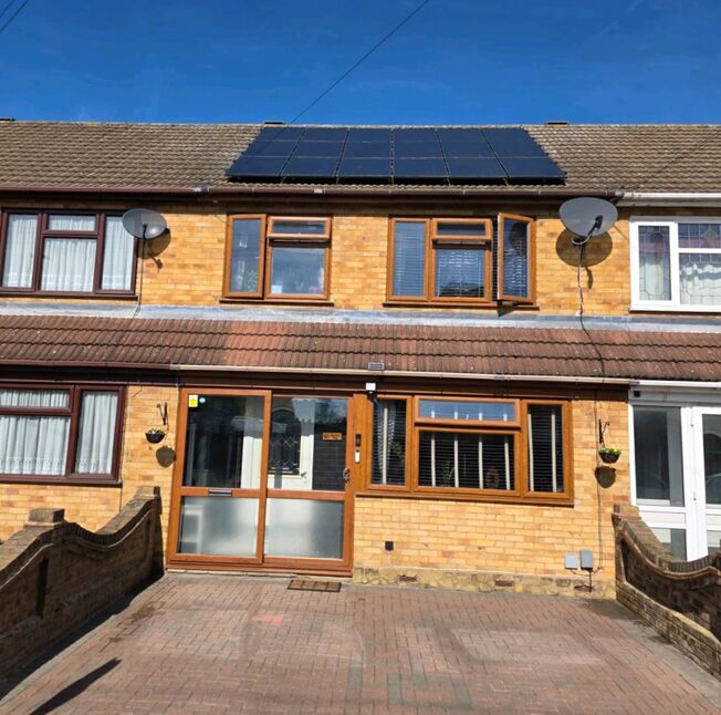 3 bedroom Mid Terrace House for sale