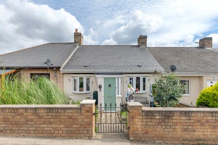 2 bedroom Mid Terrace Bungalow for sale