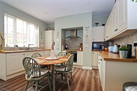 3 bedroom Mid Terrace House for sale