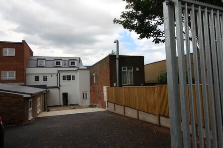 High Street, 2 bedroom  Flat to rent, £1,175 pcm