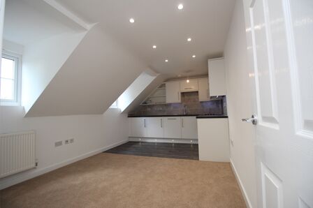 High Street, 2 bedroom  Flat to rent, £1,175 pcm