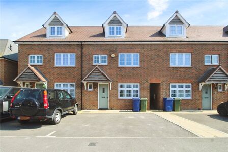 4 bedroom Mid Terrace House to rent