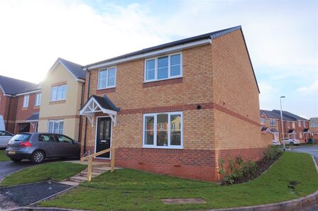 Dunbar Close, 4 bedroom Detached House to rent, &pound;1,400 pcm