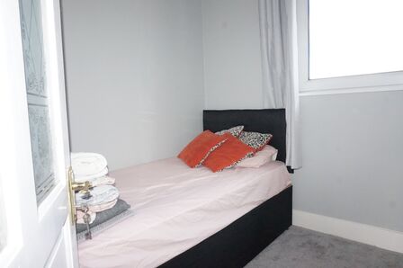 Wolverhampton Road, 2 bedroom Flat to rent, &pound;800 pcm