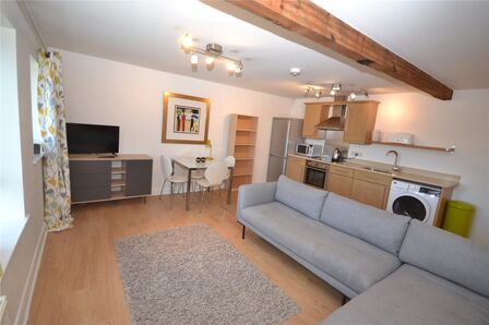 Manor Farm Drive, 2 bedroom Flat to rent, &pound;995 pcm