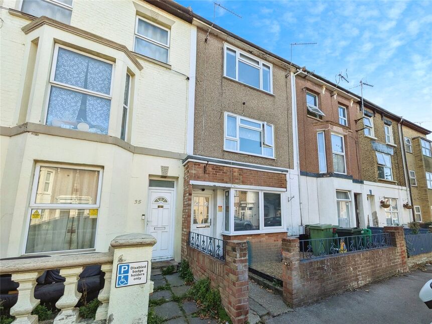 Main image of 1 bedroom Mid Terrace Flat for sale, Alma Road, Sheerness, Kent, ME12