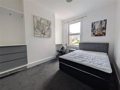 Broadway, 1 bedroom Mid Terrace House to rent, &pound;700 pcm
