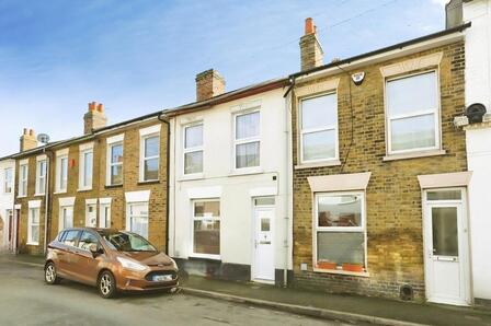 3 bedroom Mid Terrace House for sale