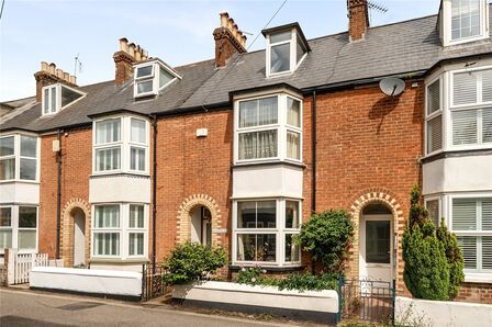 3 bedroom Mid Terrace House for sale