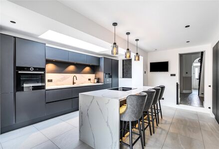 3 bedroom Mid Terrace House for sale