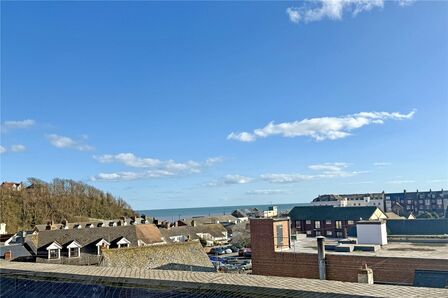 High Street, 2 bedroom  Flat for sale, £369,950