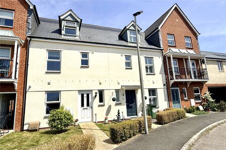 Betjeman Close, 4 bedroom Mid Terrace House to rent, &pound;1,500 pcm