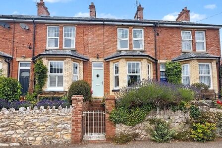 3 bedroom Mid Terrace House for sale