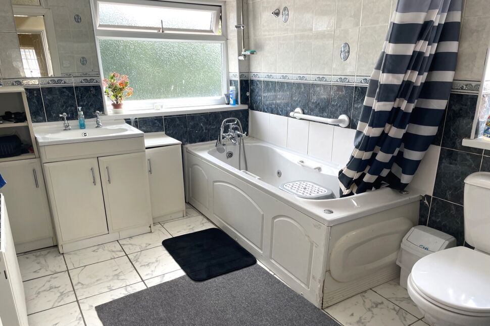 Family Bathroom / WC