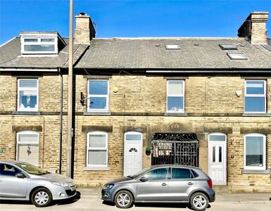 3 bedroom Mid Terrace House for sale