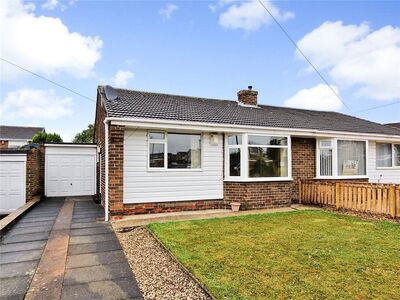 Dawlish Place, 2 bedroom Semi Detached Bungalow to rent, £900 pcm