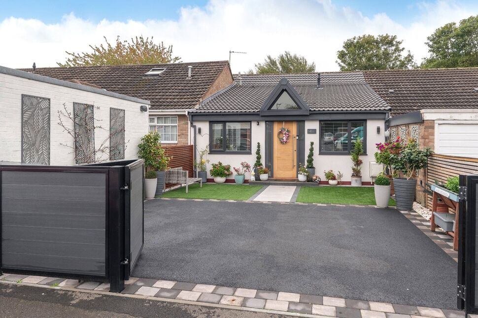 3 bedroom Mid Terrace Bungalow for sale