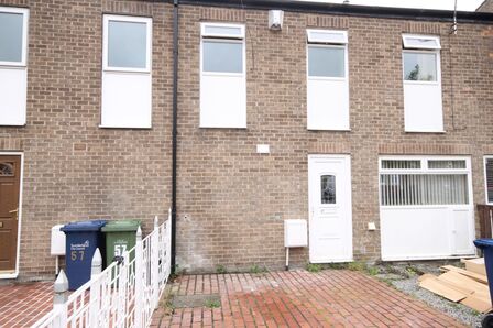 Lumley Close, 4 bedroom Mid Terrace House to rent, £775 pcm