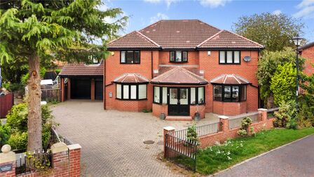 5 bedroom Detached House for sale