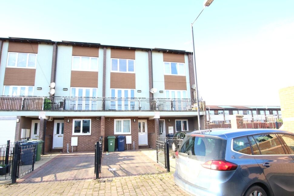 4 bedroom Mid Terrace House for sale