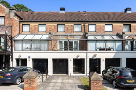 Postern Close, 3 bedroom Mid Terrace House for sale, £450,000