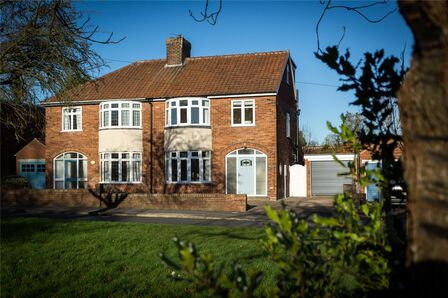 Hunters Way, 4 bedroom Semi Detached House for sale, £625,000