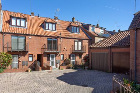 2 bedroom Mid Terrace House for sale