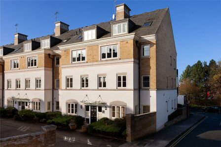 The Square, 2 bedroom  Flat for sale, £350,000