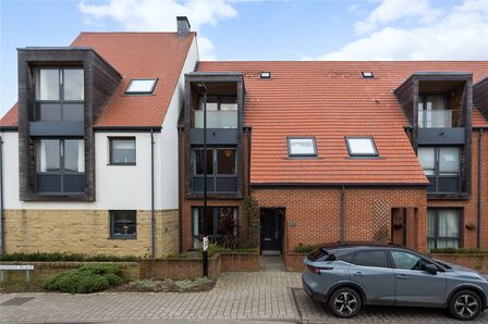 3 bedroom Mid Terrace House for sale