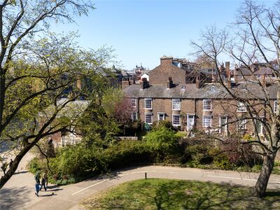 3 bedroom Mid Terrace House for sale