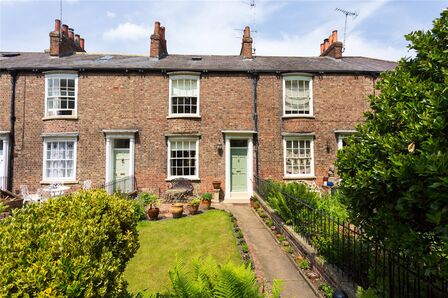 2 bedroom Mid Terrace House for sale