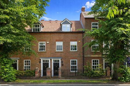 3 bedroom Mid Terrace House for sale