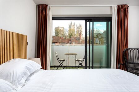 2 bedroom Flat for sale