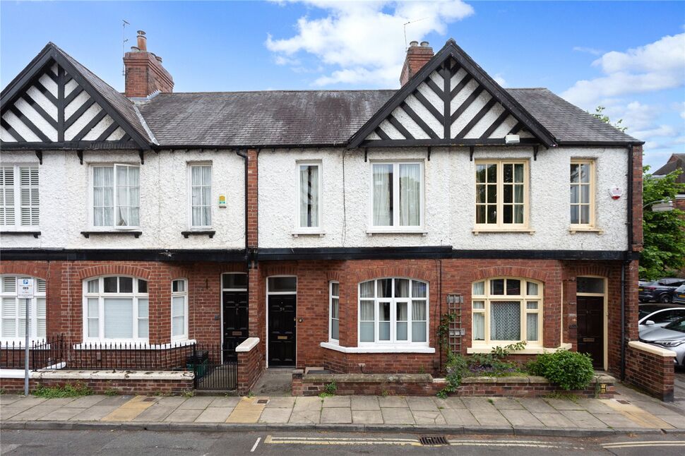 3 bedroom Mid Terrace House for sale