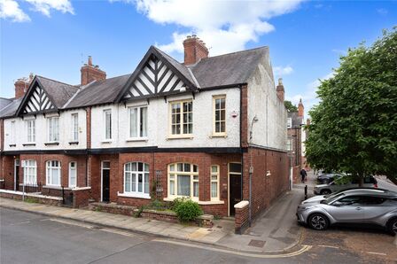 North Parade, 2 bedroom End Terrace House for sale, &pound;300,000