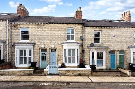 2 bedroom Mid Terrace House for sale