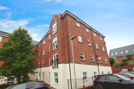 Stonemere Drive, 2 bedroom Flat to rent, &pound;900 pcm