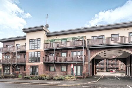 Canalside, 2 bedroom Flat to rent, &pound;900 pcm