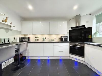 Walsingham Close, 1 bedroom  Flat for sale, £185,000