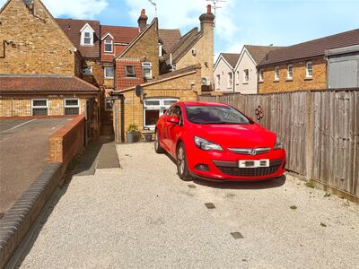 High Street, 1 bedroom  Flat for sale, £175,000