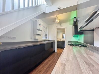 High Street, 1 bedroom  Flat for sale, £165,000