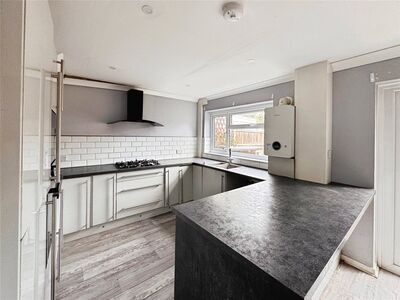 3 bedroom Mid Terrace House for sale