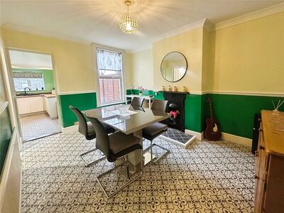 Station Road, 3 bedroom Mid Terrace House for sale, &pound;290,000