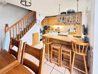 3 bedroom Mid Terrace House for sale