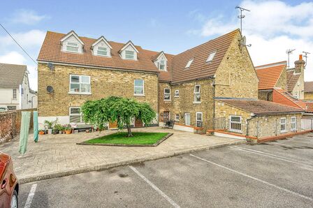 Stratford Lane, 2 bedroom Flat for sale, &pound;220,000