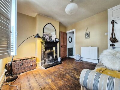 2 bedroom Mid Terrace House for sale