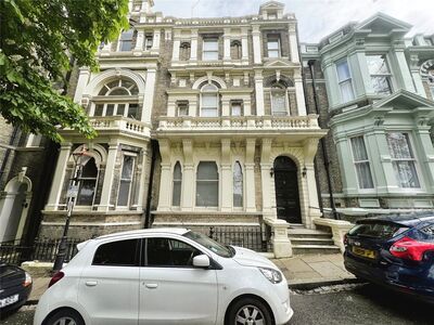 Castle Hill, 2 bedroom  Flat to rent, £1,200 pcm