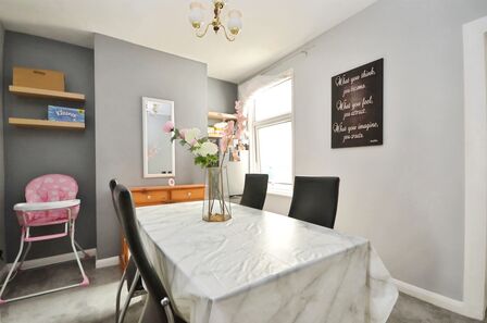 2 bedroom Mid Terrace House to rent