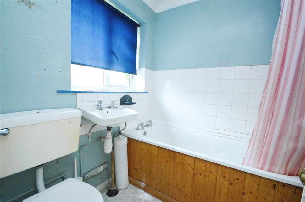 2 bedroom Mid Terrace House for sale, Arethusa Road, Rochester, ME1 £