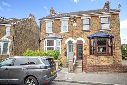 5 bedroom Semi Detached House to rent